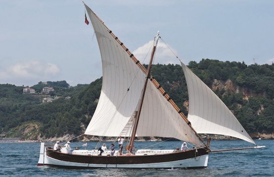 Escursione e pranzo a bordo di un antico Leudo  