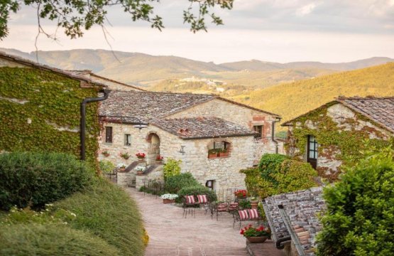 Cena in un borgo medievale storico nel Chianti  