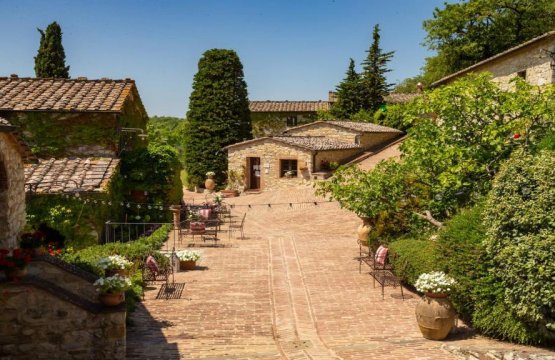 Cena in un borgo medievale storico nel Chianti  