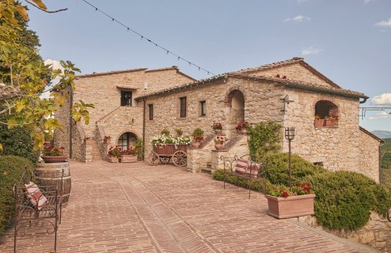 Cena in un borgo medievale storico nel Chianti  