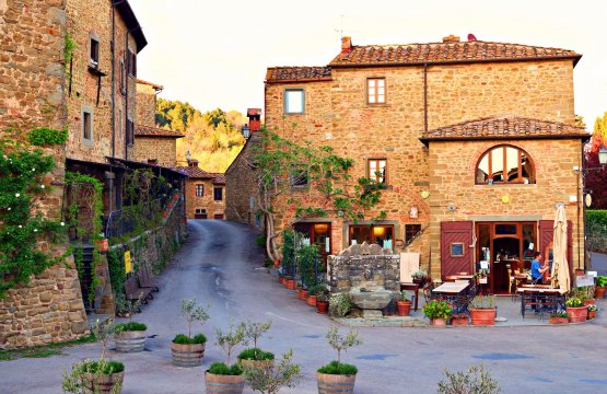 Cena in un borgo medievale storico nel Chianti  