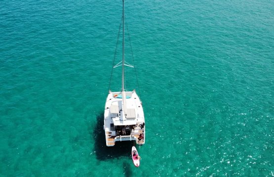 Esperienza in Catamarano lungo il mare cristallino della Puglia  